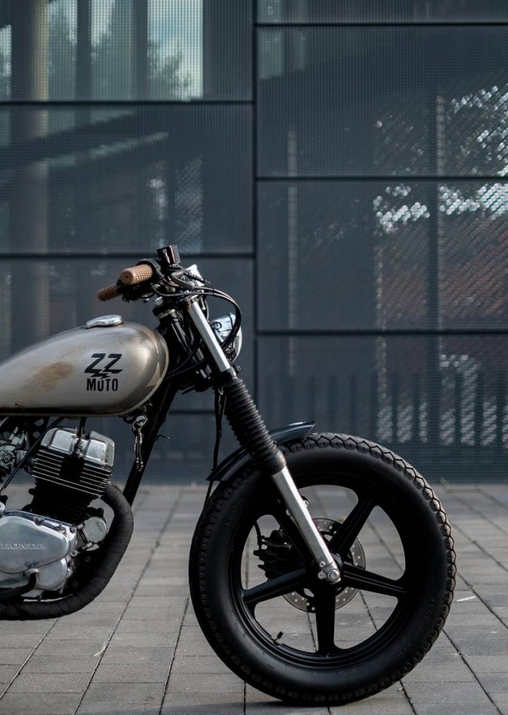 CB 250 CAFERACER NEUMÁTICO DELANTERO